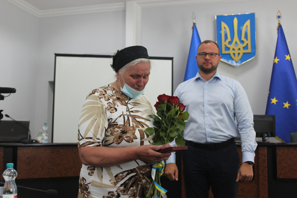 Матері загиблого захисника Сергія Сулими вручили посмертну нагороду сина (фото)