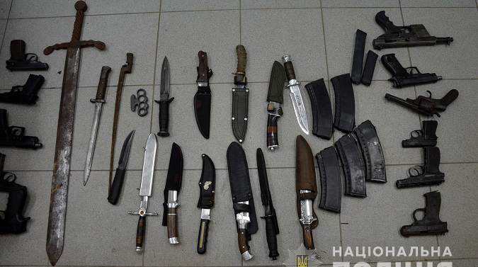 Меч, ножі та пістолети: на Волині утилізували зброю (фото)