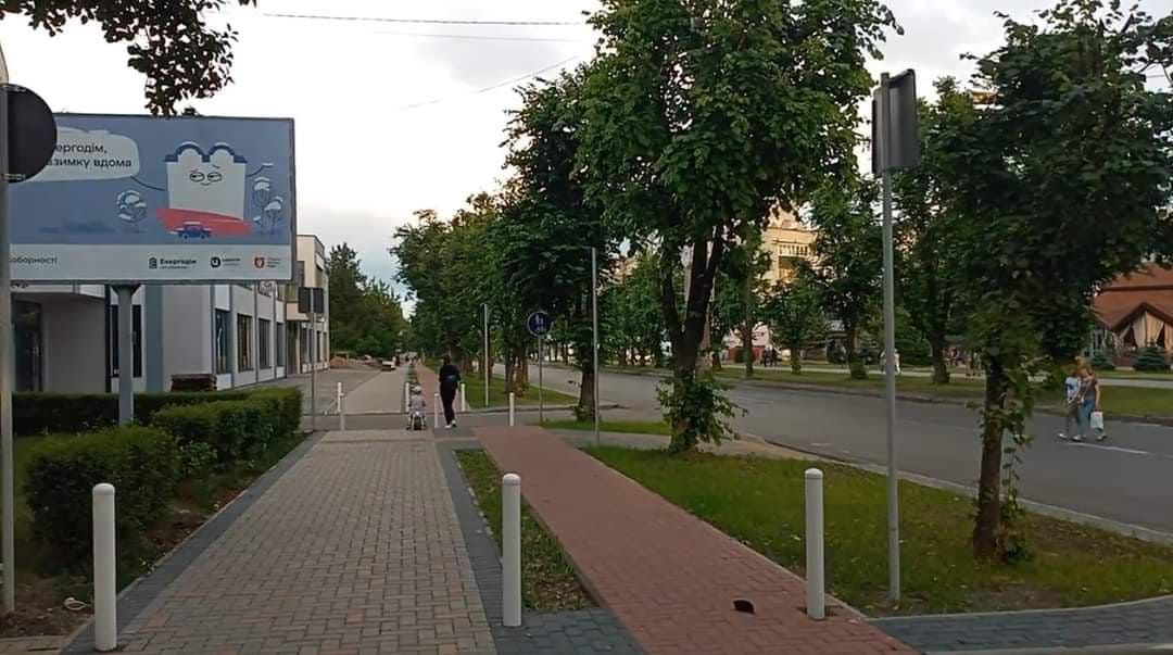 Стовпи посеред нової велодоріжки у Луцьку: комунальники прокоментували ситуацію
