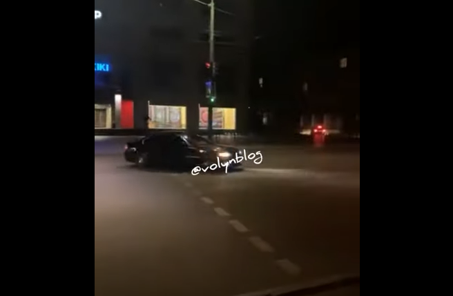 У центрі Луцька вночі дрифтував BMW (відео)