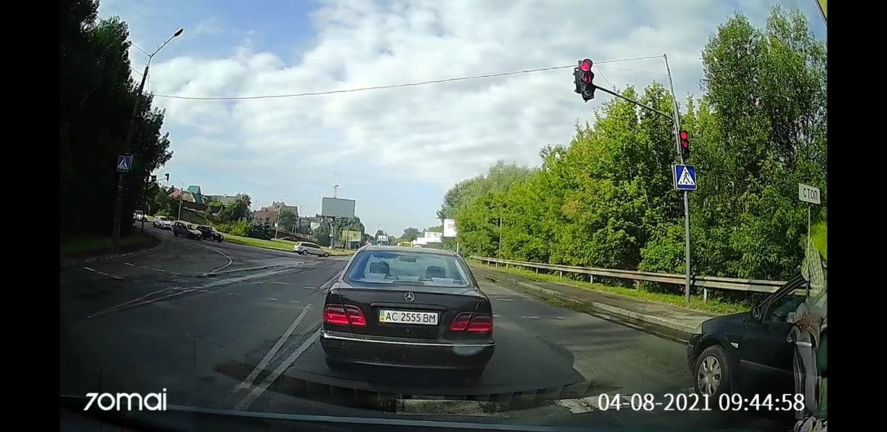 У Луцьку водій «мерседеса» проїхав на червоний колір світлофора (відео)