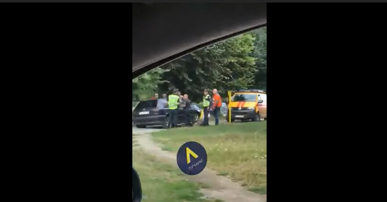 Аварія у Луцьку: авто «влетіло» в стовп, водія госпіталізували (відео)