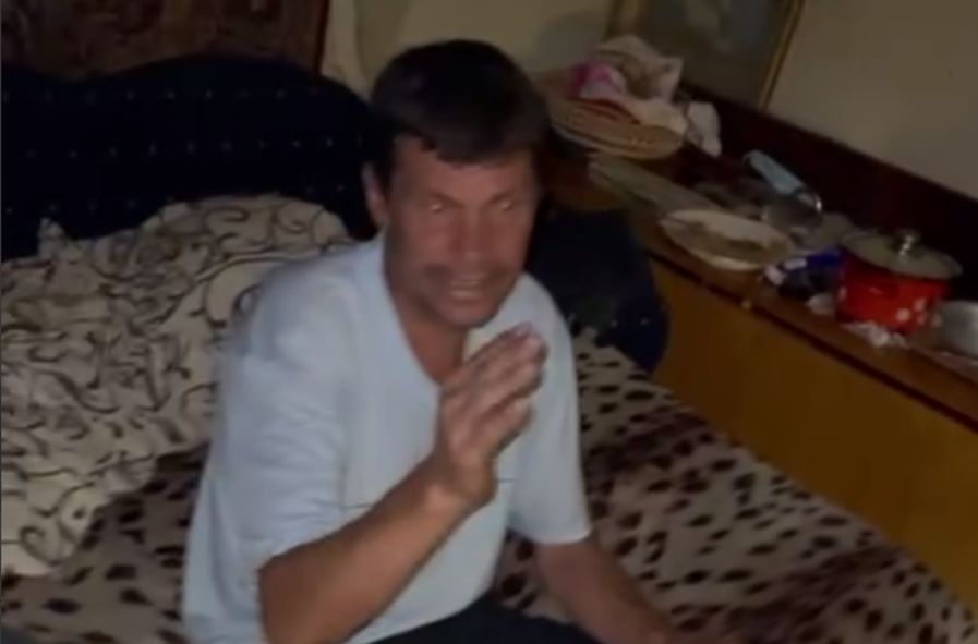 «Вони ж валялися»: у Луцьку двоє п'яних чоловіків вкрали нові самокати (відео)