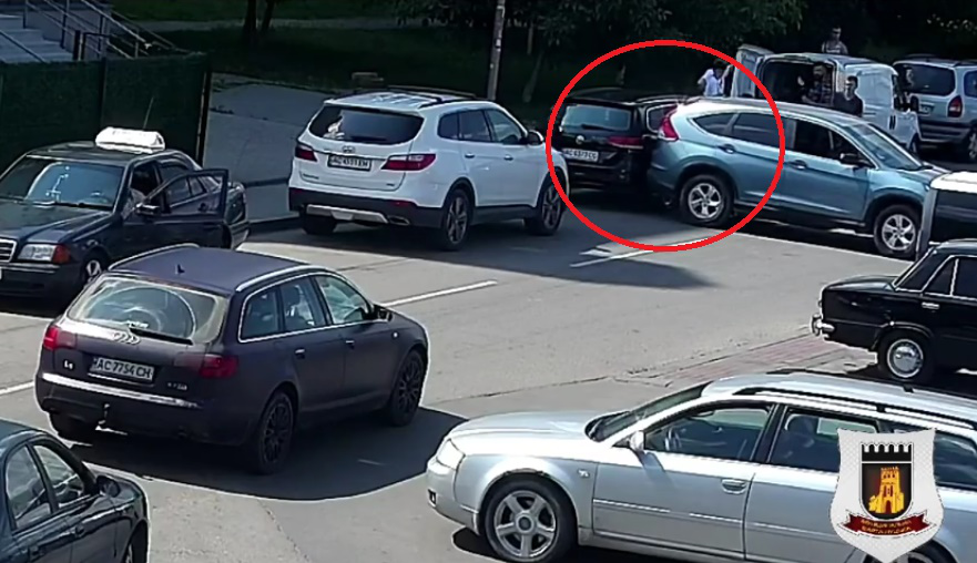 У Луцьку водійка зачепила припарковане авто і втекла (відео)