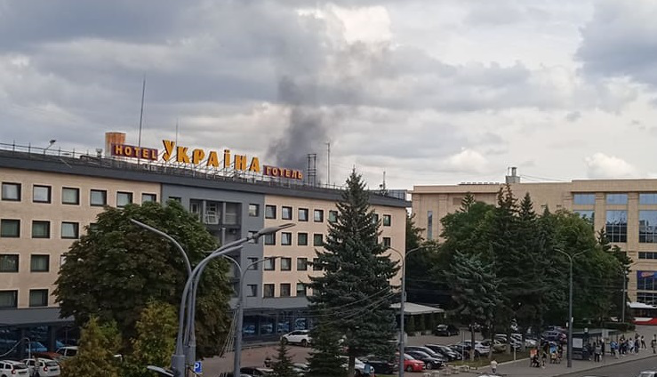 Чорний дим: у Луцьку в промзоні загорілися скати (відео)