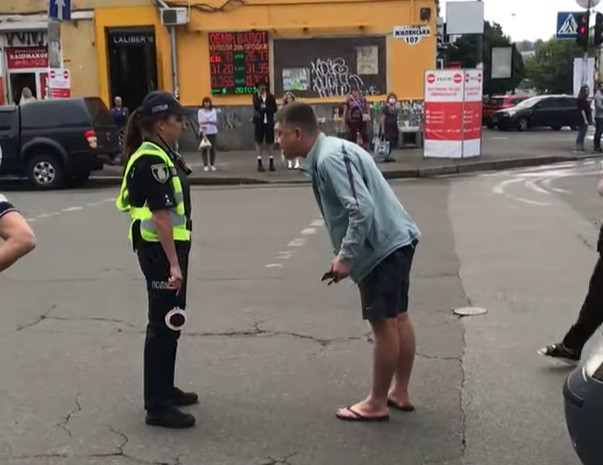 «Ти шо, бл*ть, нє панімаєш?!»: у Києві чоловік облаяв поліцейську (відео 18+)