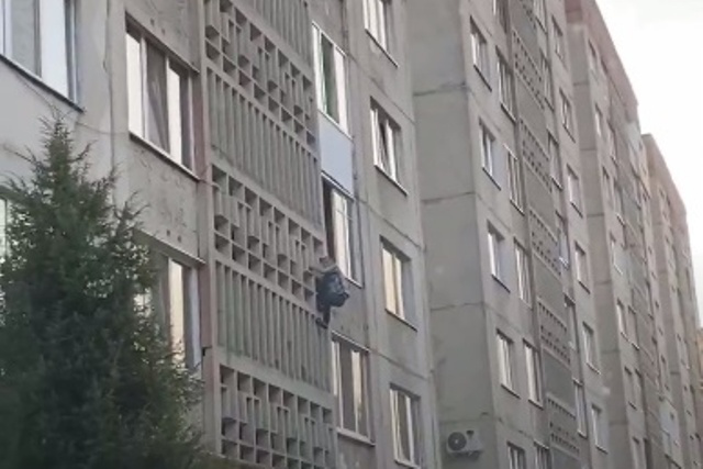 «Людина-павук»: у Луцьку чоловік ліз до коханої по фасаду багатоповерхівки (відео)