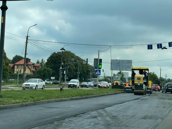 Уже вирівнюють асфальт: коли завершать ремонт найгіршого перехрестя в Луцьку (фото)