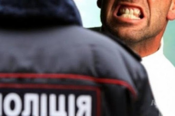 Вдарив у голову: у Луцьку дебошир напав на поліцейського