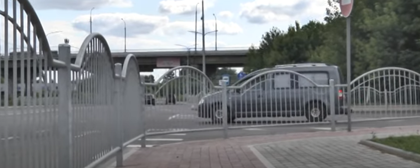 Обмежував оглядовість: у Луцьку перенесли паркан на Ківерцівській (відео)
