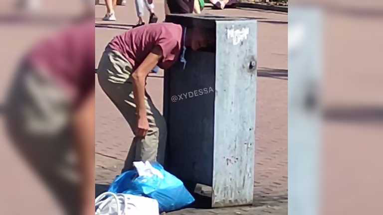 Одесит застряг у смітнику: довелося викликати рятувальників (відео)