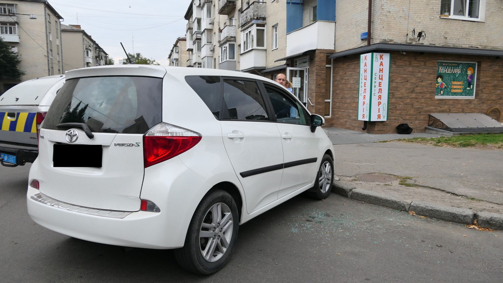 Посеред білого дня: у Луцьку вандали побили скло автомобіля (фото, відео)