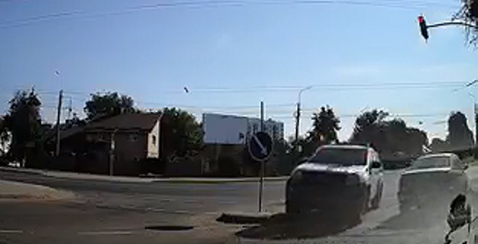 У Луцьку поліцейські проїхали на «червоний» і «зарулили» за зустрічку (відео)