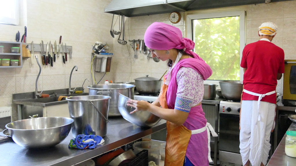 Обід від Крішни: як і для кого у Луцьку готують благодійну їжу (фото)