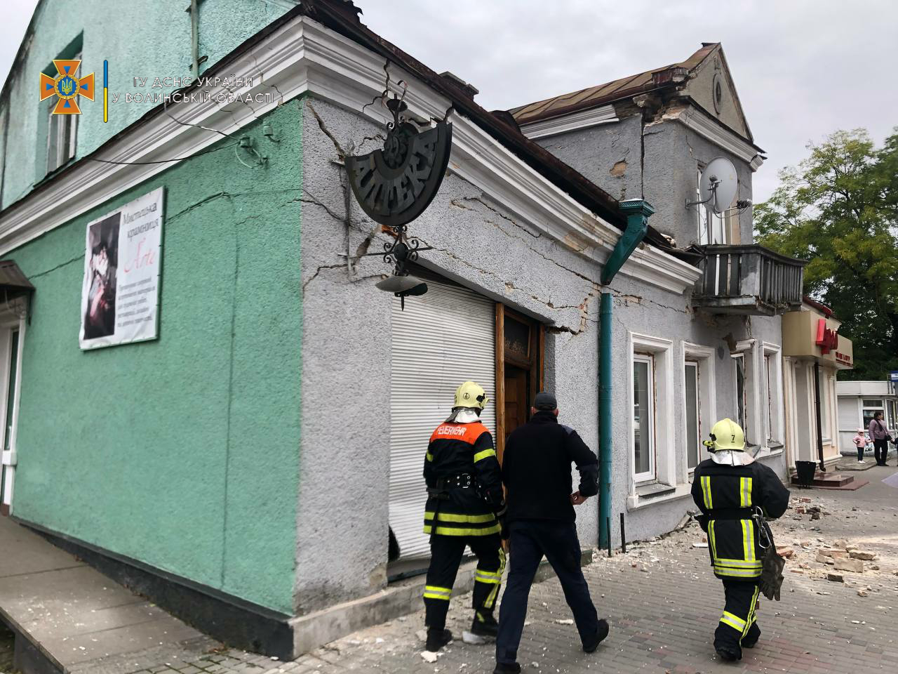 Евакуювали 6 людей: повідомили деталі обвалу будинку в центрі Володимира (фото)