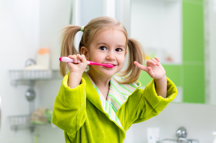 Як обрати зубну пасту і щітку для дітей: поради луцького стоматолога (відео)