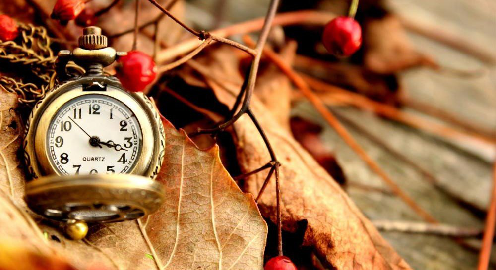 Україна переходить на зимовий час: коли переводять годинники (відео)