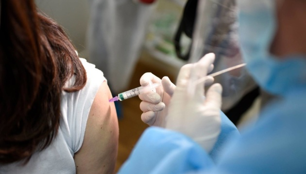 В Україні хочуть припинити вакцинацію від коронавірусу в лікарнях: назвали причину