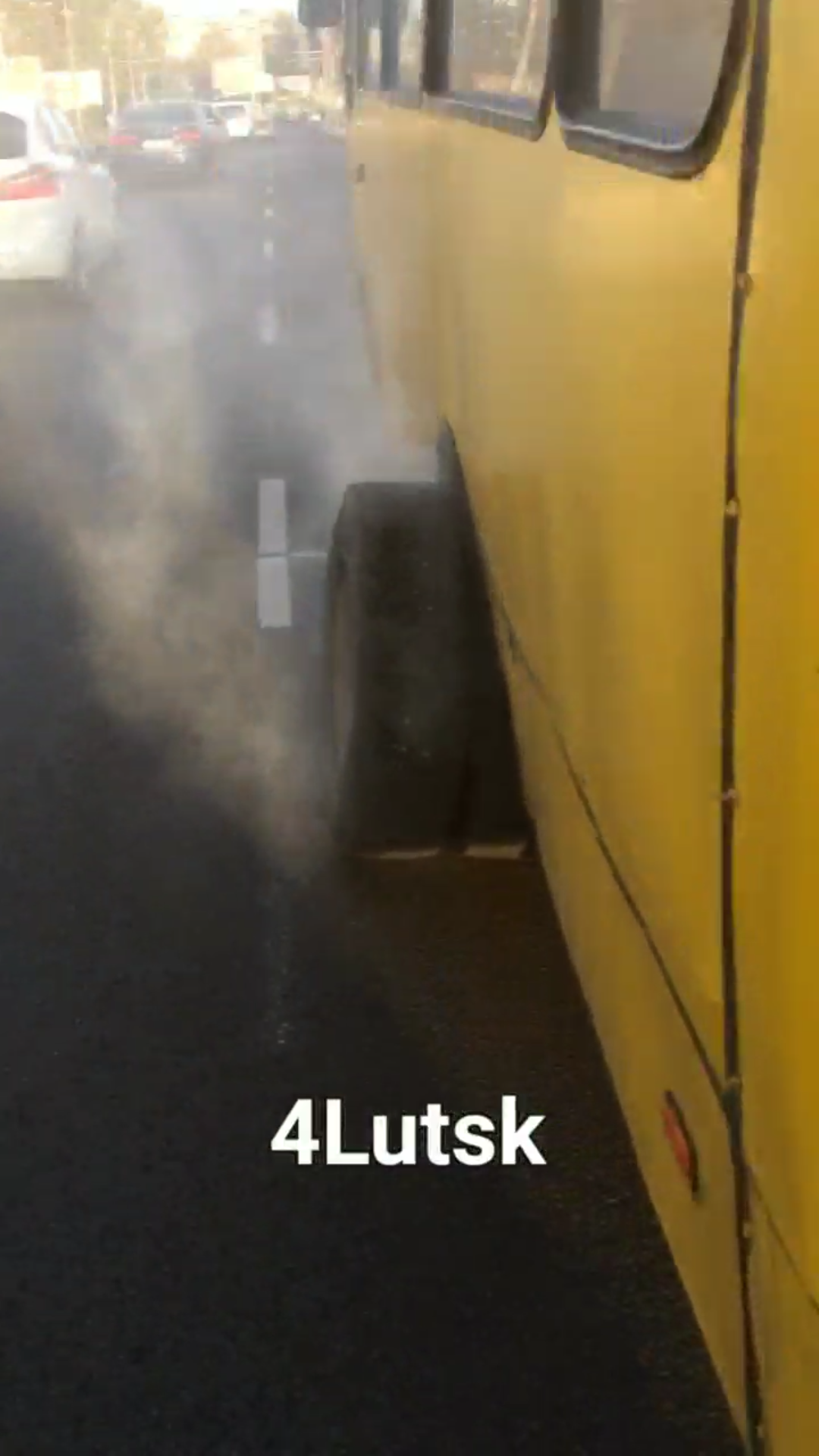 У Луцьку задимілася маршрутка під час руху (відео)