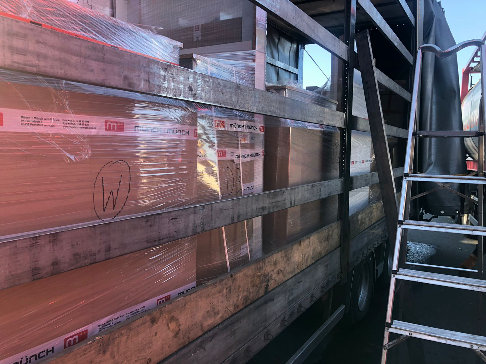 Здешевили вдвічі: на «Ягодині» затримали майже 7 тонн меблів (фото)