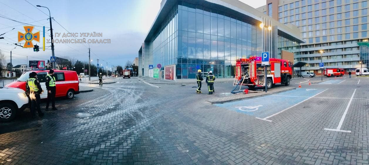 Біля торгового центру в Луцьку – рятувальники: що сталося (фото)