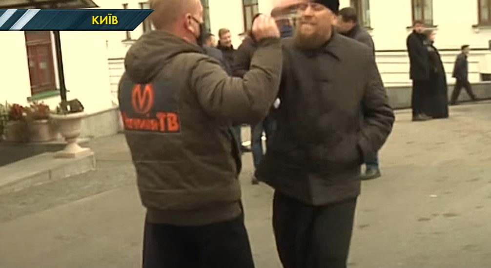 У Києві священники московського патріархату напали на журналістів (відео)