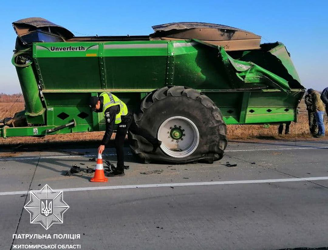 Є постраждалий: на дорозі Київ-Ковель-Ягодин вантажівка в'їхала в трактор (фото)