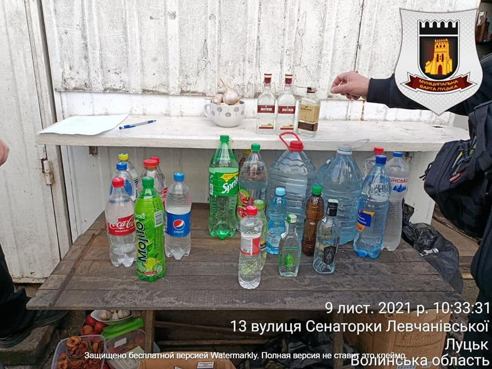 У Луцьку на Центральному ринку виявили 80 літрів сурогатного алкоголю (фото)
