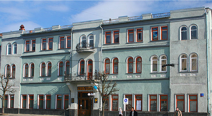 У центрі Луцька в історичній будівлі обвалюються балкони