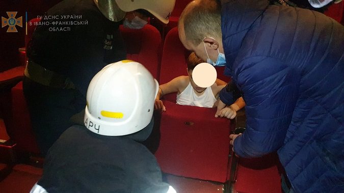 У Івано-Франківську витягли хлопчика, якого затиснуло у кріслі кінотеатру (фото)