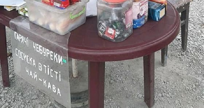 Сурогат під чебуреки: у Луцьку на авторинку прикрили «бар» просто неба (фото)