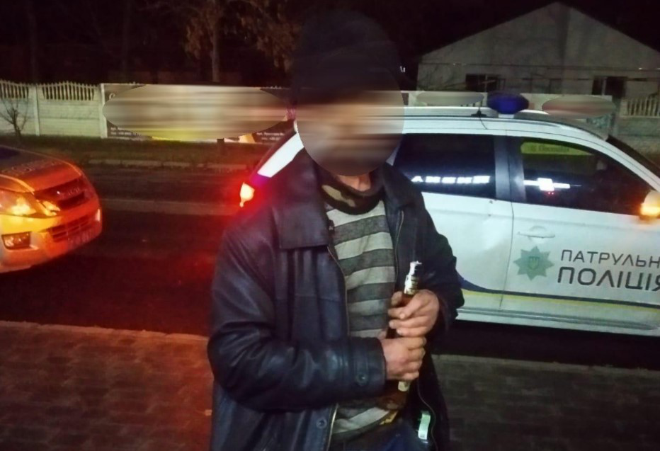 Розбив двері та викрав пляшку: волинські поліцейські затримали крадія (фото)