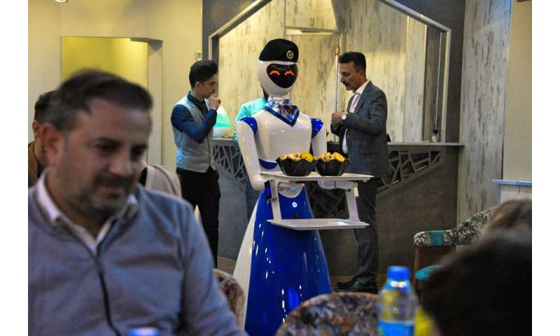 В Іраку відкрився ресторан із роботами-офіціантами