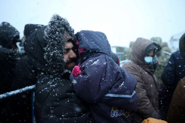 У Білорусі випав сніг: мігранти вперше грають сніжки та роблять селфі (відео)