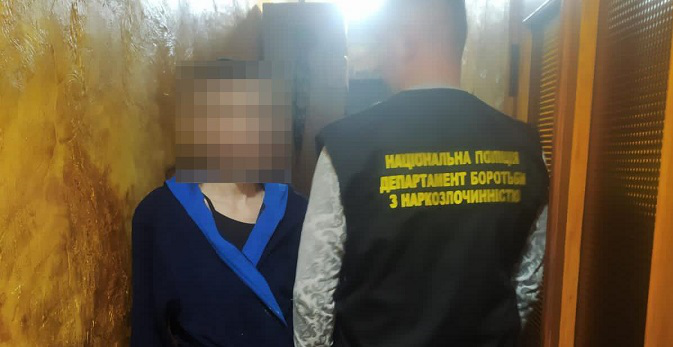 У Нововолинську затримали жінку, яка торгувала наркотиками «з рук у руки» (фото, відео)