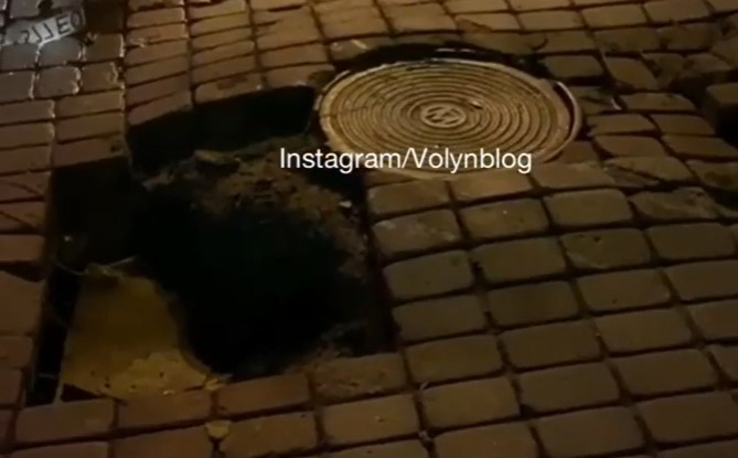 Загроза для водіїв: у центрі Луцька провалилася бруківка (відео)