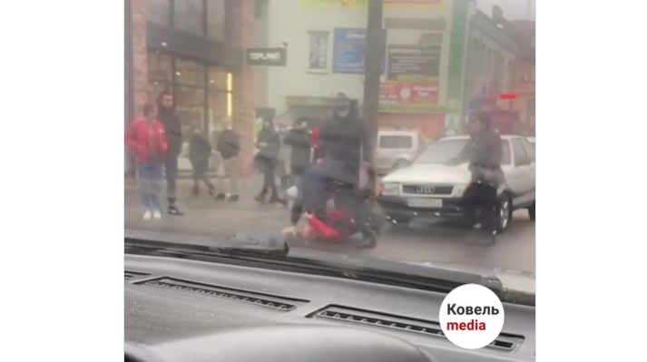 Повалив на асфальт: у Ковелі посеред дороги зчепилися двоє чоловіків (відео)