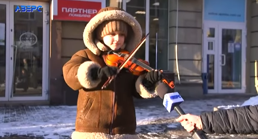 Семирічний син луцького активіста заробляє на вулиці грою на скрипці (відео)