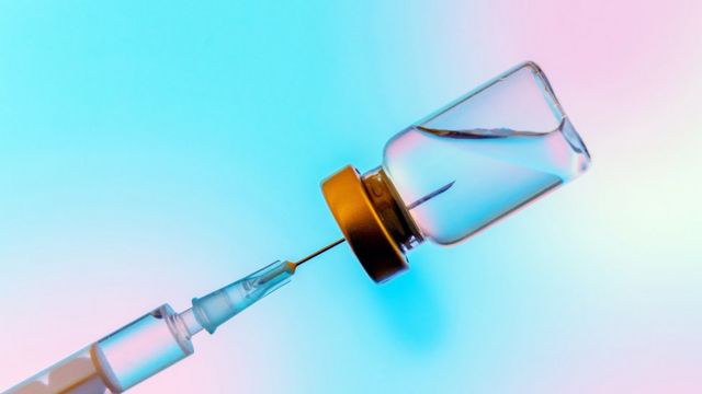 В Україні запроваджують третю дозу COVID-вакцини для медиків