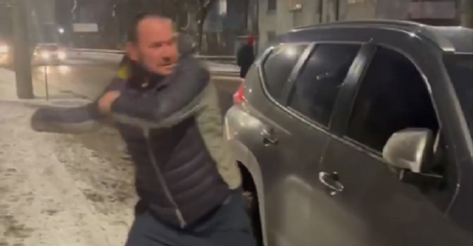 У Луцьку неадекват «побився» з автівкою (відео)