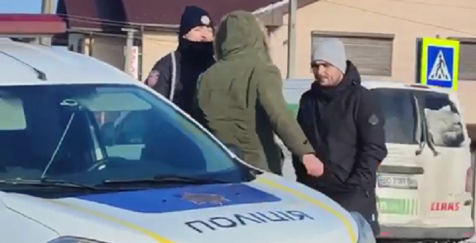 Лаявся і ліз за кермо: у Нововолинську чоловік пошарпався з патрульними (відео)