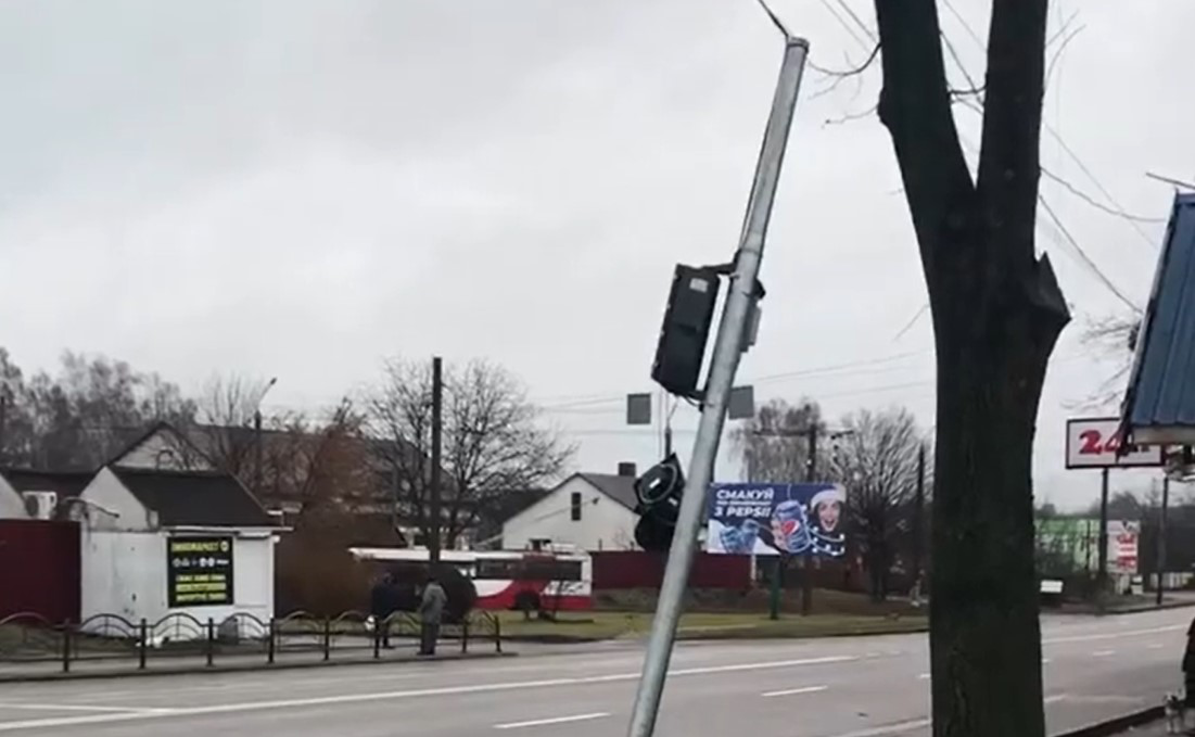 У Луцьку на Володимирській автомобіль зламав світлофор (відео)