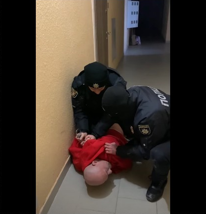 У Луцьку поліція пов'язала неадекватного чоловіка (відео 18+)