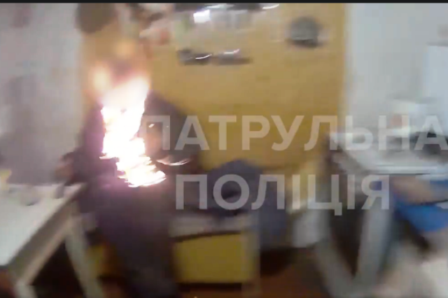 У Харкові чоловік підпалив себе на очах у поліцейських, які прибули на виклик (відео)