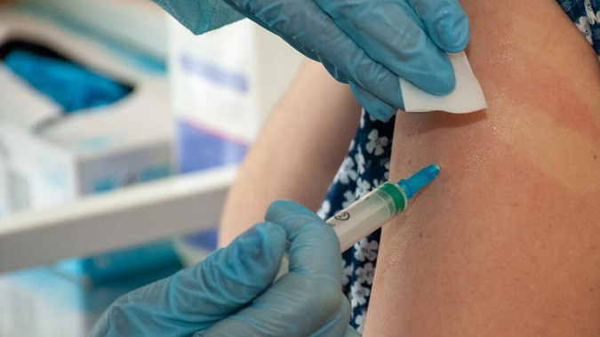 У МОЗ відтермінували обов’язкове щеплення медиків і посадовців проти коронавірусу