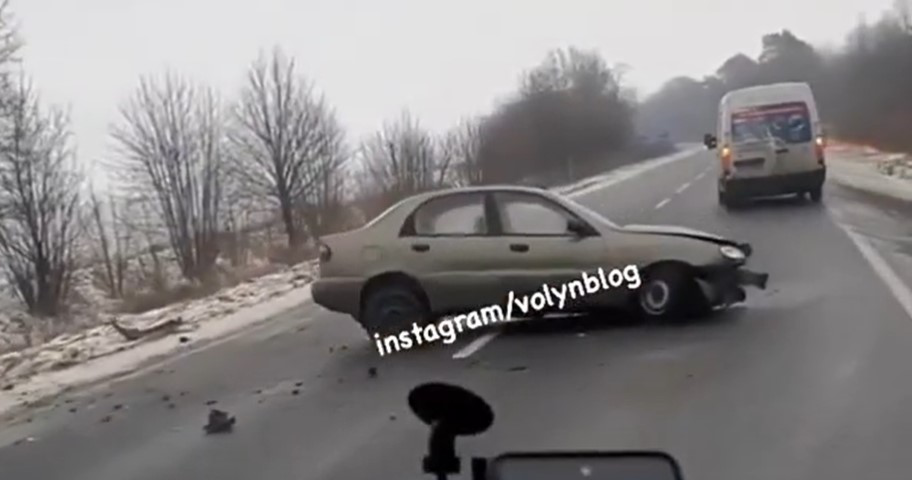 На автошляху між Луцьком і Володимиром зіткнулися два легковики (відео)