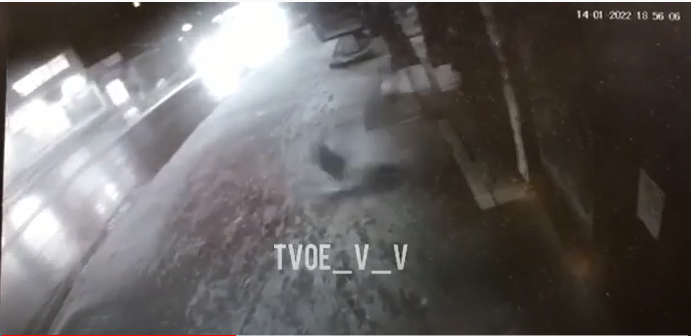 Дивіться вгору: у Володимирі з вікна на тротуар випав телевізор (відео)