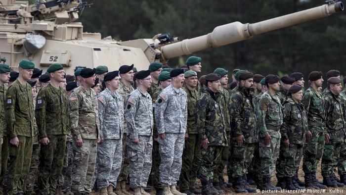 НАТО перекидає нові сили на схід і приводить війська в боєготовність (відео)