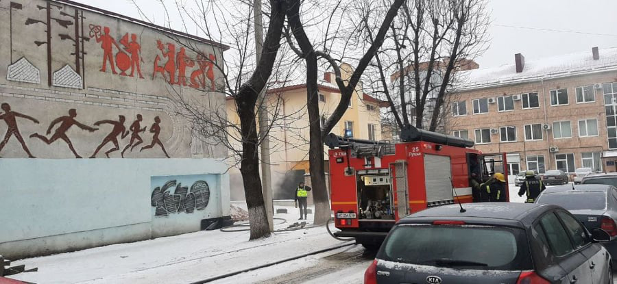 У Луцьку горить приміщення колишнього кінотеатру «Зміна» (фото)