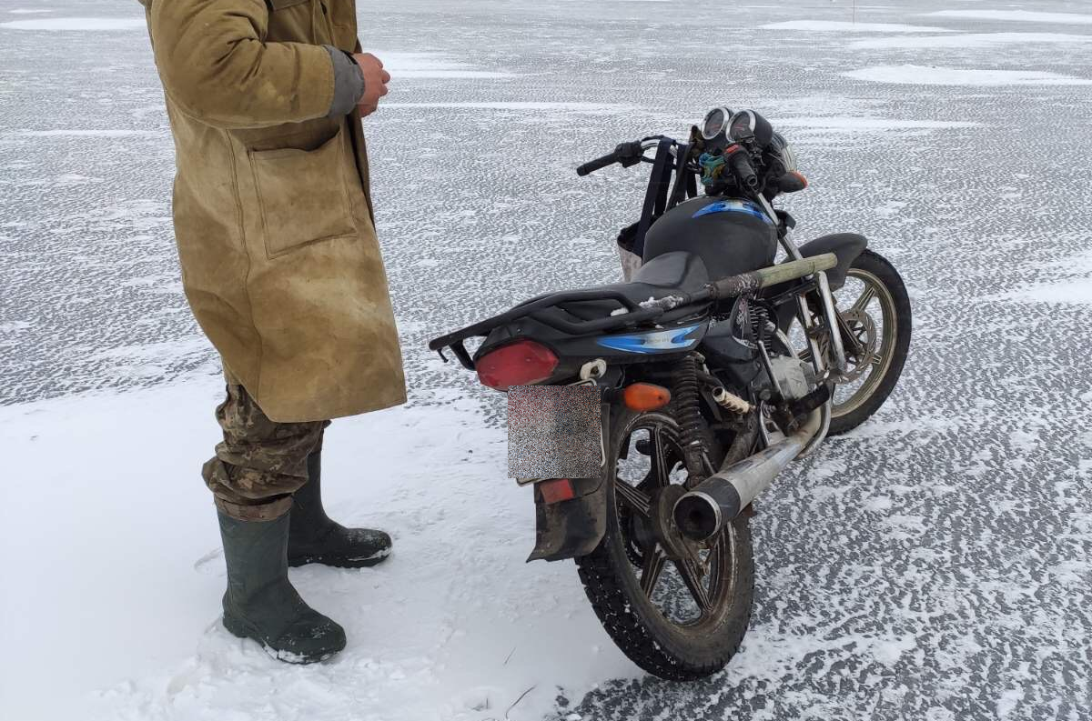 Мотоцикл на кризі та забагато вудок: на Волині оштрафували рибалок (фото)